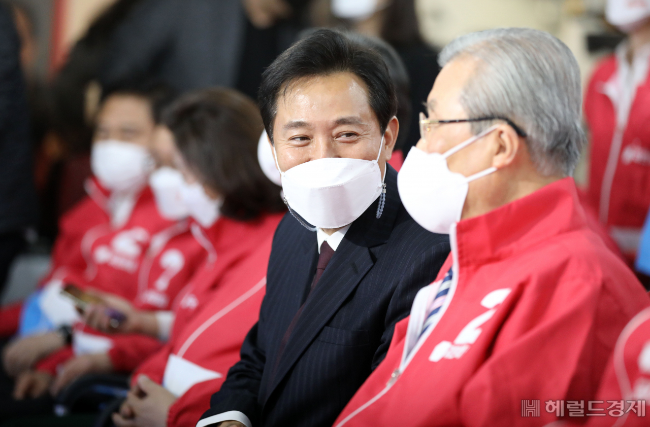 [사진=국회사진기자단] [헤럴드경제=이상섭 기자] 오세훈 국민의힘 서울시장 후보가 7일 서울 여의도 중앙당사에 마련된 상황실에 도착해 김종인 국민의힘 비상대책위원장과 대화하고 있다. babtong@heraldcorp.com
