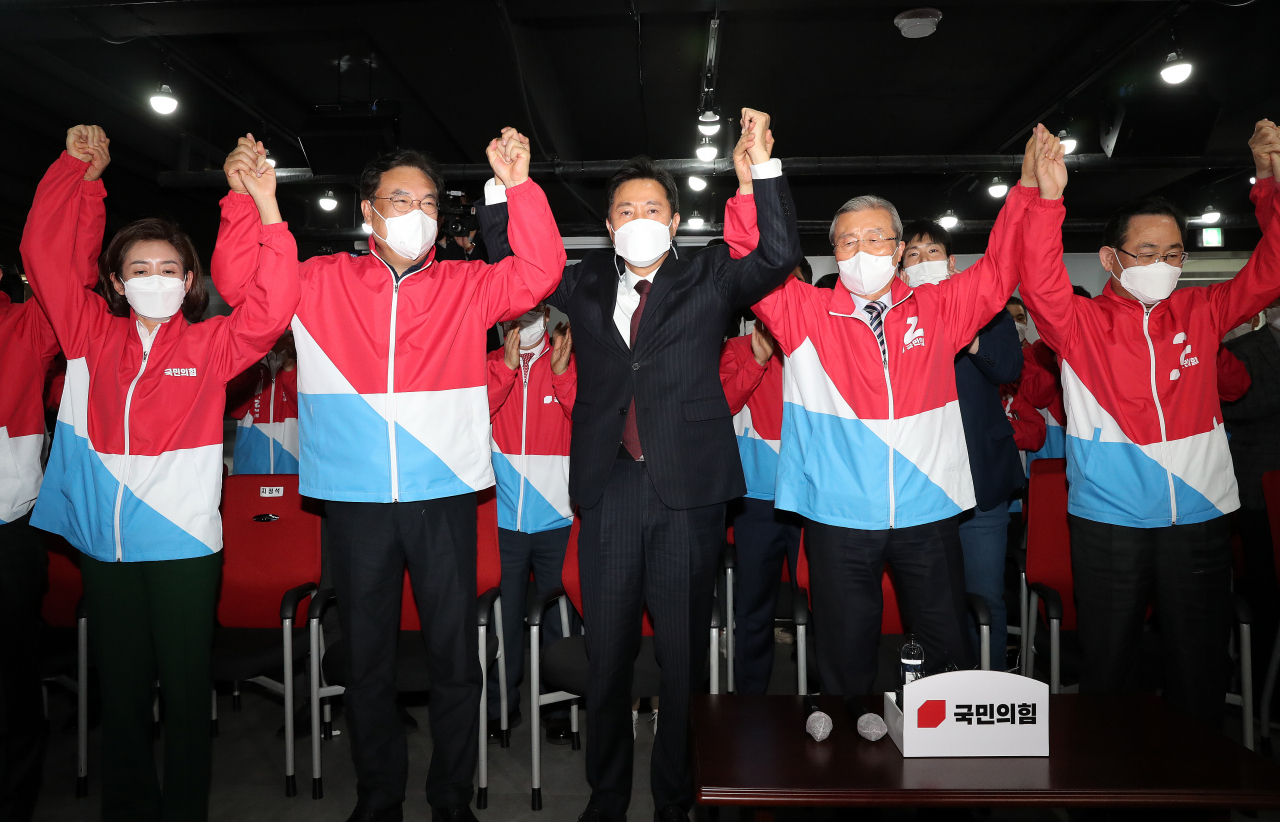 오세훈 국민의힘 서울시장 후보가 7일 서울 여의도 국민의힘 중앙당사 개표상황실에서 방송3사(KBS,MBC,SBS) 공동 출구 조사 결과발표에서 박영선 더불어민주당 서울시장 후보를 앞서는 걸로 예측되자 김종인 비대위원장 등과 함께 기뻐하고 있다. [국회사진기자단]