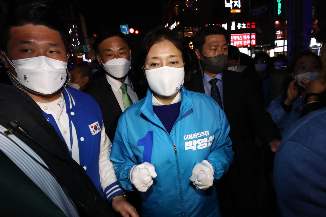 박영선 더불어민주당 서울시장 후보가 지난 6일 서울 마포구 상상마당 인근에서 열린 집중유세에 참석하고 있다. [연합]