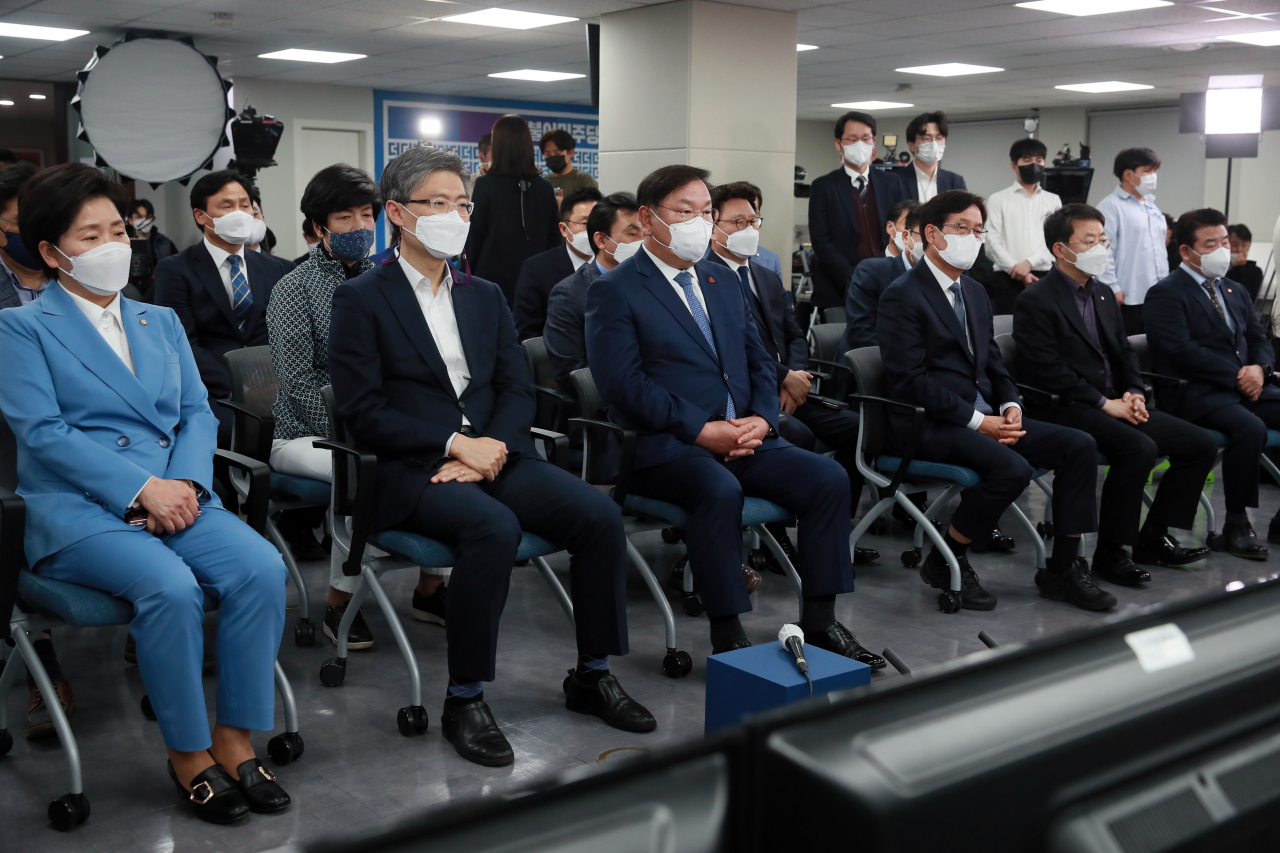 더불어민주당 김태년 당대표 직무대행이 7일 서울 여의도 중앙당사 개표상황실에서 방송3사(KBS,MBC,SBS) 공동 출구 조사 결과 국민의힘 오세훈 서울시장 후보가 더불어민주당 박영선 서울시장 후보를 앞서는 걸로 예측되자 굳은 표정을 짓고 있다 . [연합]