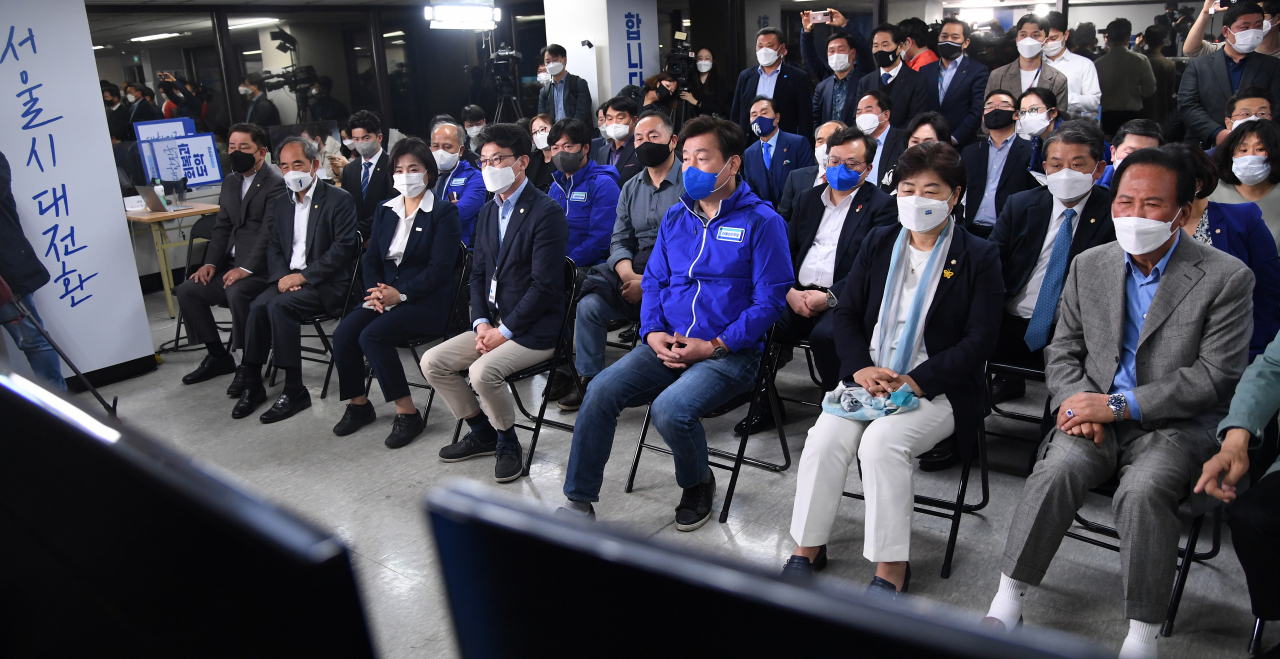 7일 서울 종로구 안국동 더불어민주당 박영선 서울시장 후보의 선거캠프에서 더불어민주당 의원들 및 캠프 관계자들이 출구조사 결과를 지켜보고 있다. [연합]