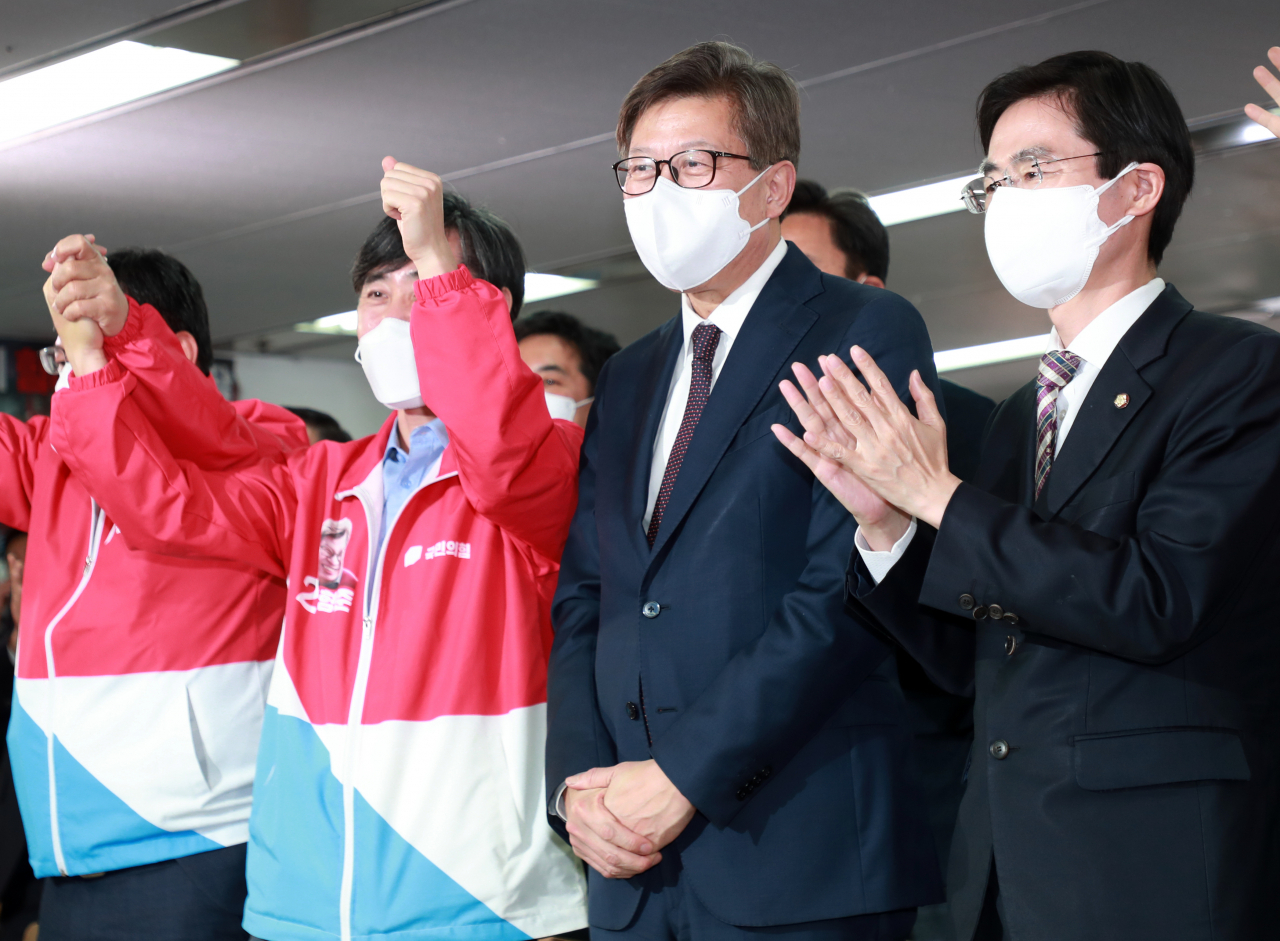 박형준 국민의힘 부산시장 후보가 7일 오후 부산진구 선거사무소에서 출구조사 결과를 지켜보고 있다. [연합]