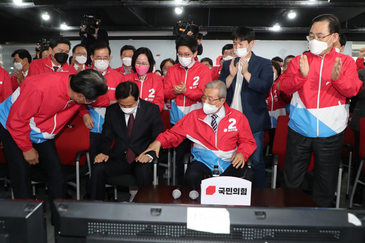 오세훈 국민의힘 서울시장 후보가 7일 서울 여의도 국민의힘 중앙당사 개표상황실에서 방송3사(KBS,MBC,SBS) 공동 출구 조사 결과발표에서 더불어민주당 박영선 서울시장 후보를 앞서는 걸로 예측되자 김종인 비대위원장, 주호영 원내대표 등과 함께 감격하고 있다. [국회사진기자단]