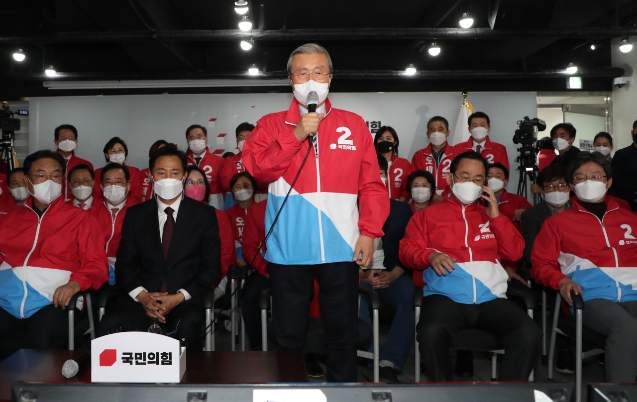 국민의힘 김종인 비상대책위원장이 7일 서울 여의도 국민의힘 중앙당사 개표상황실에서 방송3사(KBS,MBC,SBS) 공동 출구 조사 결과발표에서 국민의힘 오세훈 후보가 더불어민주당 박영선 서울시장 후보를 앞서는 걸로 예측된 뒤 소감을 말하고 있다. [연합]