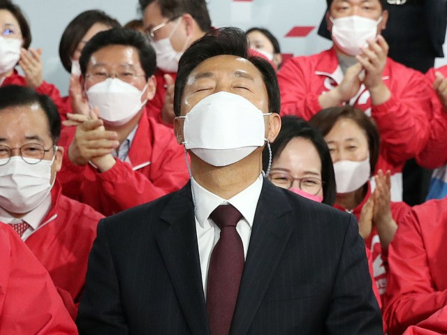 [사진=국회사진기자단] [헤럴드경제=이상섭 기자] 오세훈 국민의힘 서울시장 후보가 7일 오후 서울 여의도 국민의힘 중앙당사에 마련된 개표상황실에서 4·7재보선 출구조사 결과를 바라보며 고개를 젖혀 안도하고 있다. babtong@heraldcorp.com