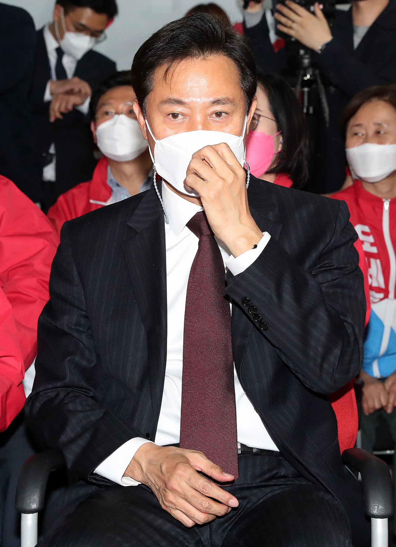 국민의힘 오세훈 서울시장 후보가 7일 서울 여의도 국민의힘 중앙당사 개표상황실에서 방송3사(KBS,MBC,SBS) 공동 출구 조사 결과발표를 지켜보며 마스크를 고쳐쓰고 있다. [연합]