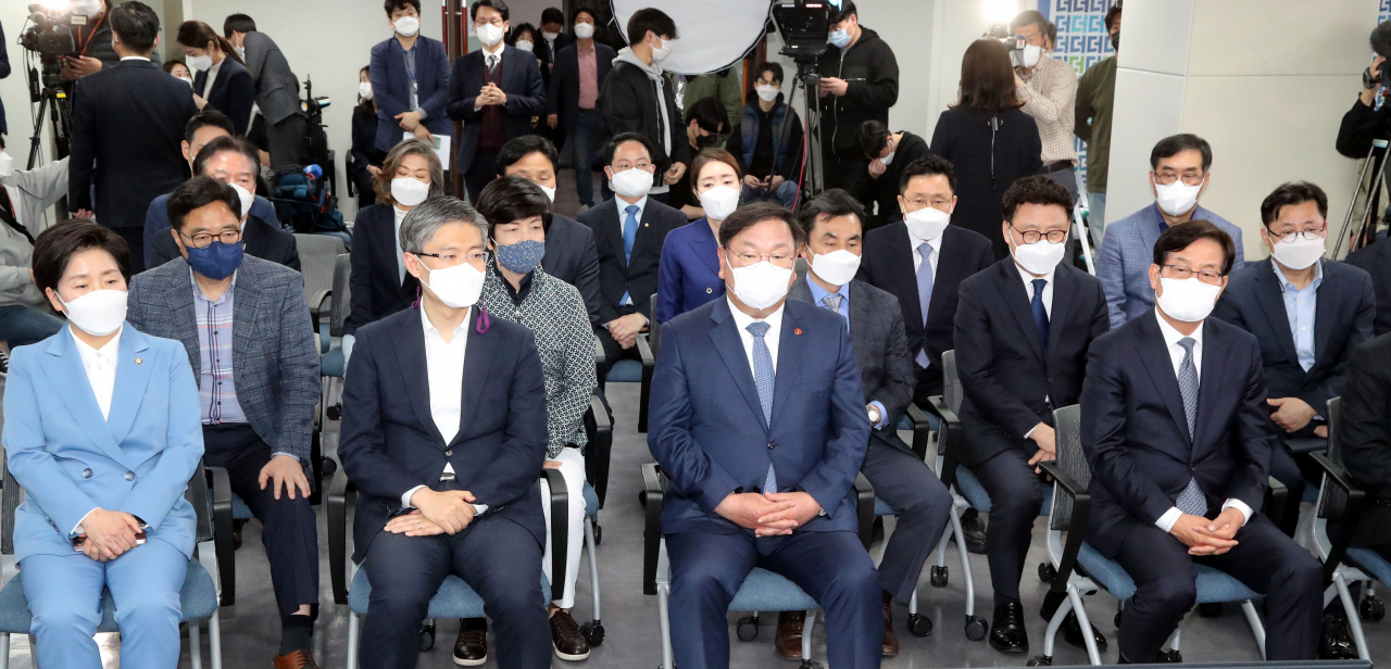 김태년 더불어민주당 당대표 직무대행이 7일 서울 여의도 중앙당사 개표상황실에서 방송3사(KBS,MBC,SBS) 공동 출구 조사 결과 국민의힘 오세훈 서울시장 후보가 더불어민주당 박영선 서울시장 후보를 앞서는 걸로 예측되자 굳은 표정을 짓고 있다 . 국회사진기자단