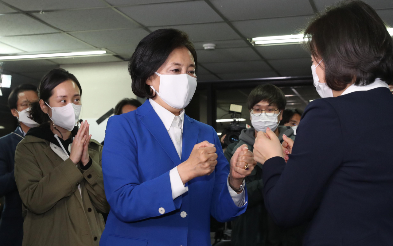 박영선 더불어민주당 서울시장 후보가 7일밤 서울 종로구 안국빌딩 선거캠프를 찾아 캠프 관계자들과 인사하고 있다. [연합]