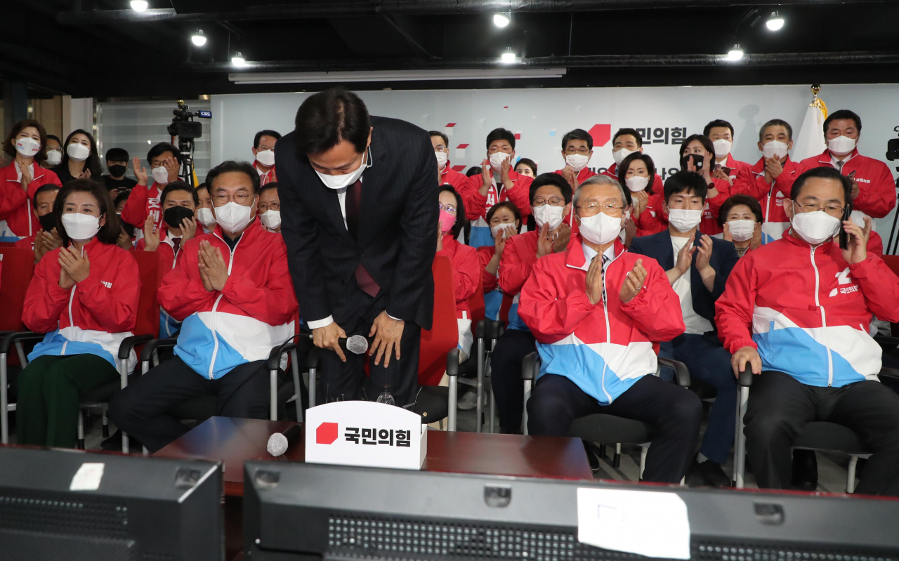 오세훈 국민의힘 서울시장 후보가 7일 서울 여의도 국민의힘 중앙당사 개표상황실에서 방송3사(KBS,MBC,SBS) 공동 출구 조사 결과발표에서 더불어민주당 박영선 서울시장 후보를 크게 앞서는 걸로 예측되자 박수를 받으며 인사하고 있다. [연합]
