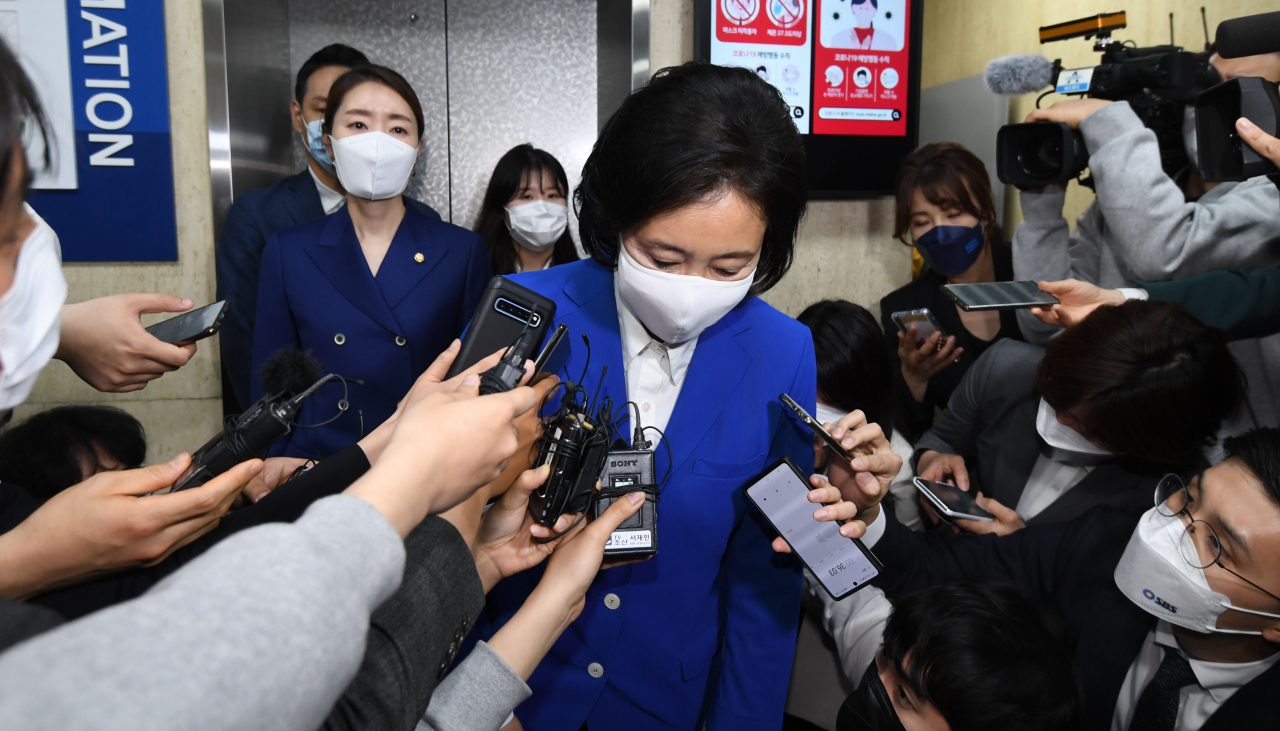 방송3사 출구조사에서 참패한 것으로 예측된 박영선 더불어민주당 서울시장 후보가 7일 밤 서울 여의도 더불어민주당사에서 취재진에게 입장을 밝힌 뒤 굳은 표정으로 당사를 떠나고 있다. [국회사진기자단]