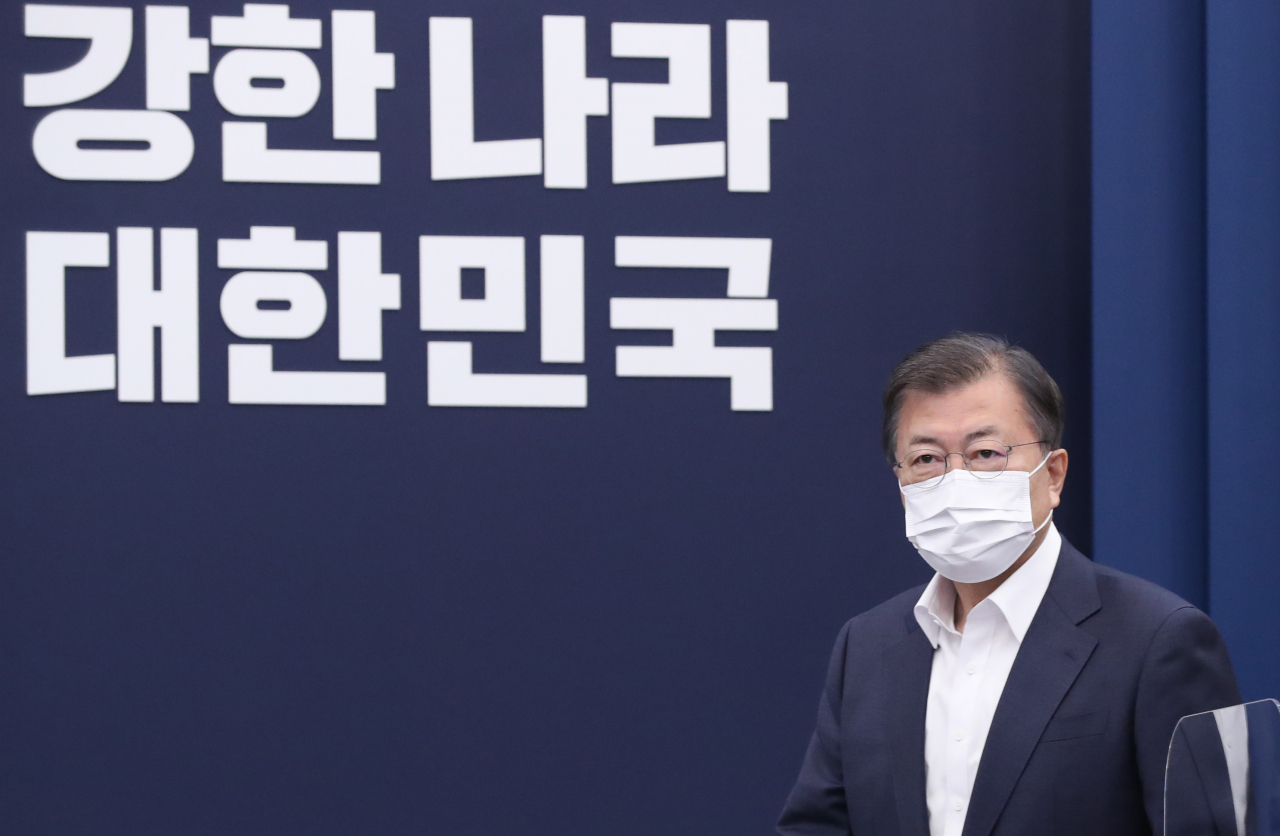 문재인 대통령이 지난 5일 청와대에서 열린 수석·보좌관 회의에 참석하고 있다. [연합]