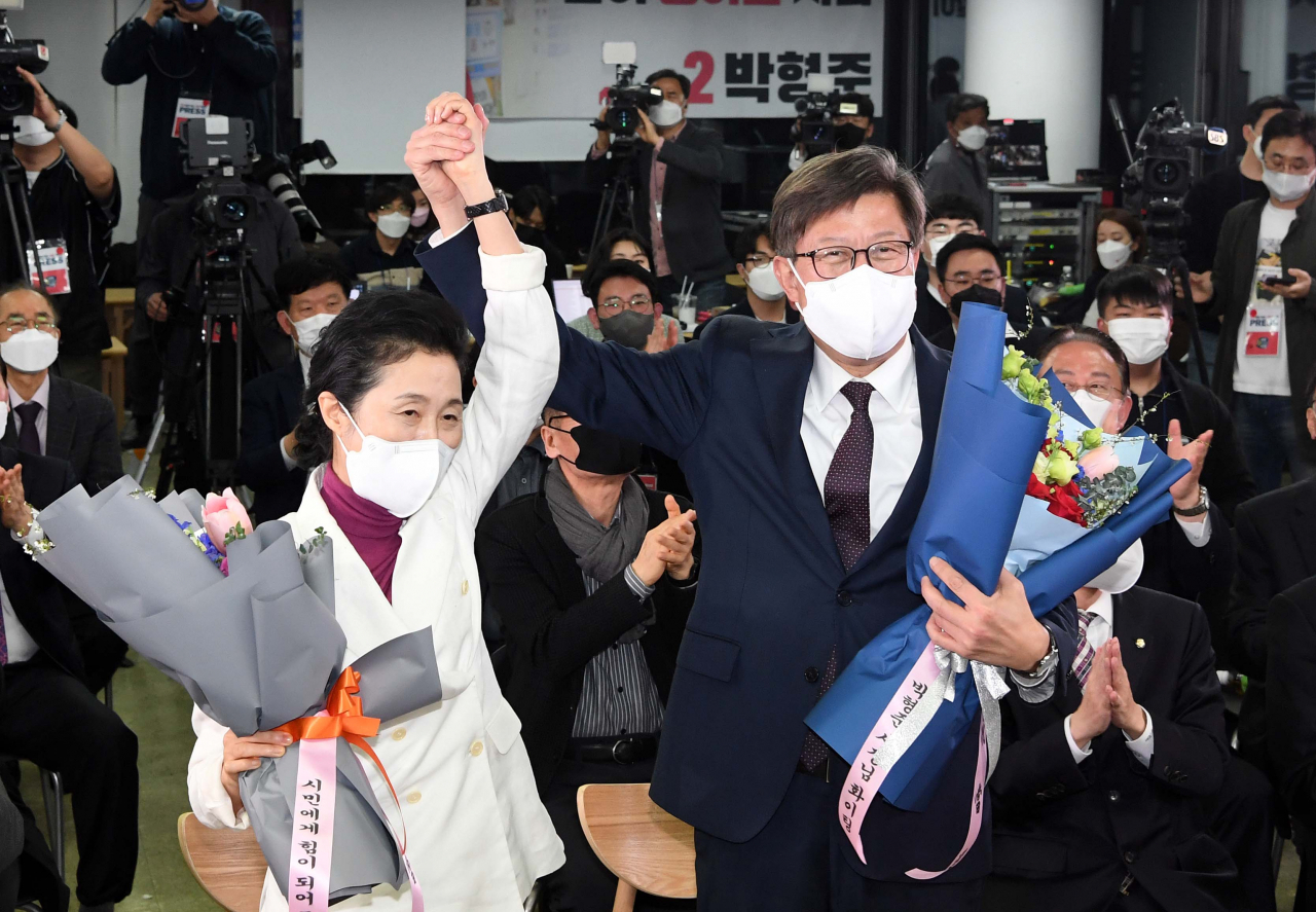 박형준 국민의힘 부산시장 후보가 7일 오후 부산진구 선거사무소에서 당선이 확실시되자 부인 조현 여사와 인사를 하고 있다. [연합]