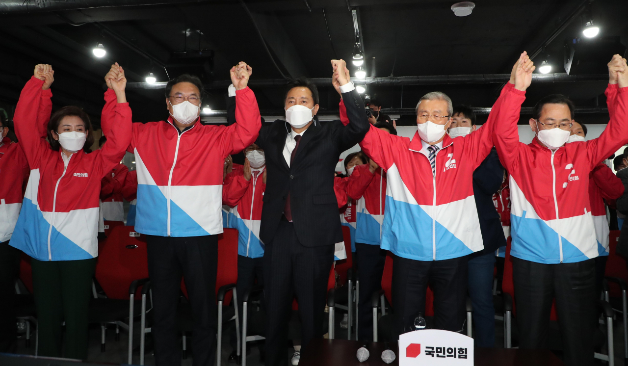 오세훈 국민의힘 서울시장 후보(가운데)가 7일 서울 여의도 국민의힘 중앙당사 개표상황실에서 방송3사(KBS,MBC,SBS) 공동 출구 조사 결과발표에서 더불어민주당 박영선 서울시장 후보를 앞서는 걸로 예측되자 김종인 비대위원장, 주호영 원내대표 등과 함께 기뻐하고 있다. [연합]