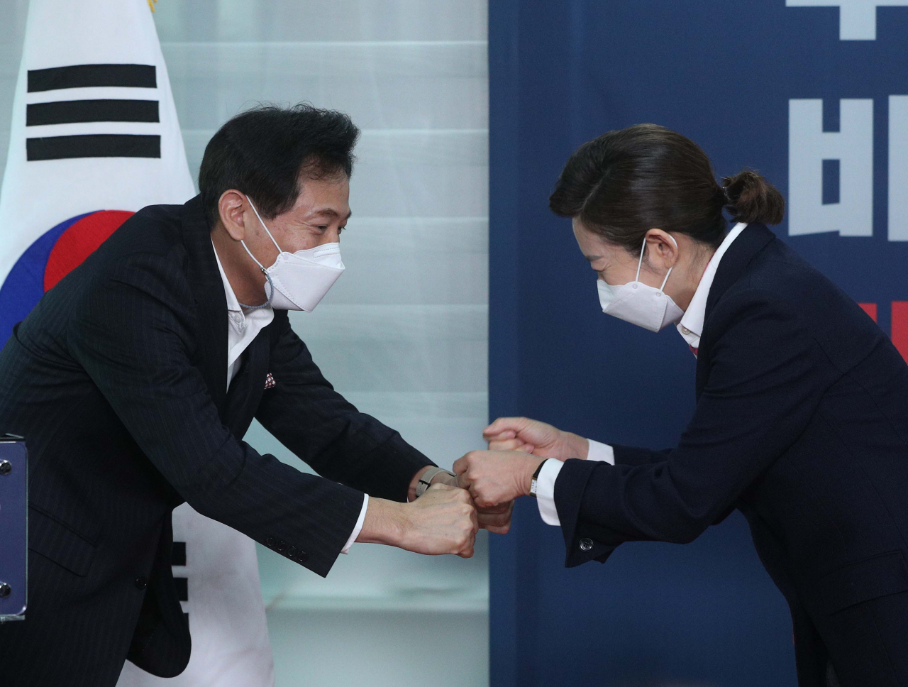 오세훈 국민의힘 서울시장 후보(왼쪽)가 지난달 4일 오전 서울 여의도 국민의힘 중앙당사에서 열린 4.7 보궐선거 서울·부산시장 후보 경선 결과 발표회에서 경선에 함께 나섰던 나경원 전 의원의 축하를 받고 있다. [연합]