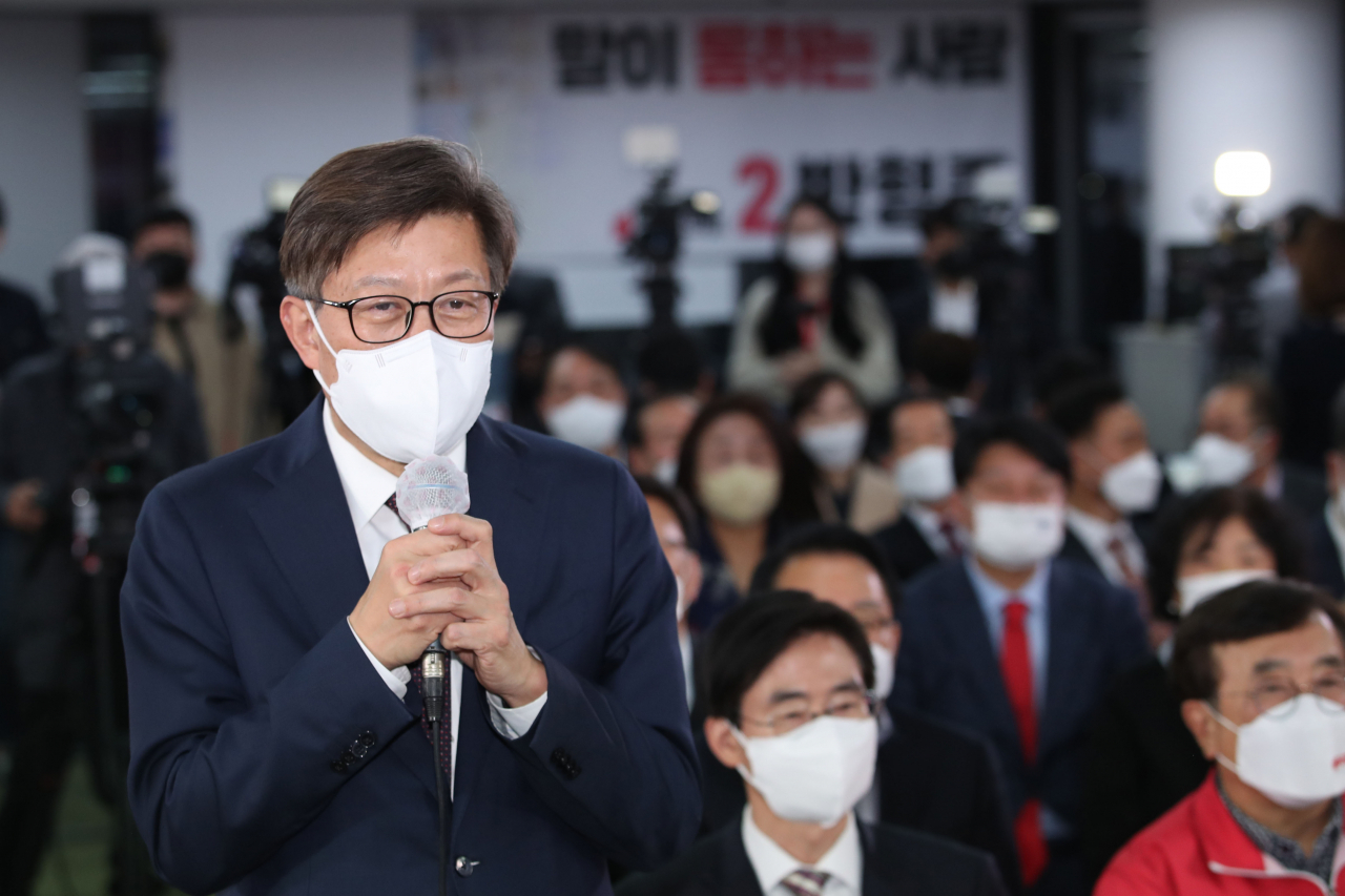 박형준 국민의힘 부산시장 후보가 7일 오후 부산진구 선거사무소에서 출구조사 결과가 발표된 후 소감을 말하고 있다. [연합]