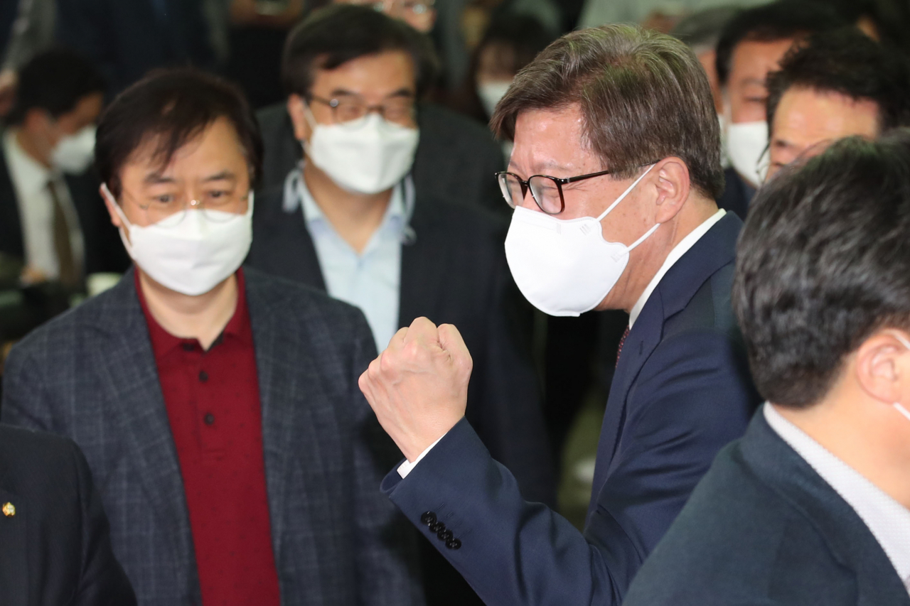 박형준 국민의힘 부산시장 후보가 7일 오후 부산진구 선거사무소에서 출구조사 결과가 발표된 후 주먹을 불끈 쥐고 있다. [연합]