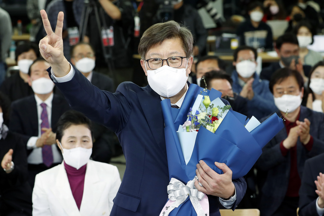 국민의힘 박형준 부산시장 후보가 7일 오후 부산진구 선거사무소에서 당선이 확실시되자 브이를 그리고 있다. 연합뉴스