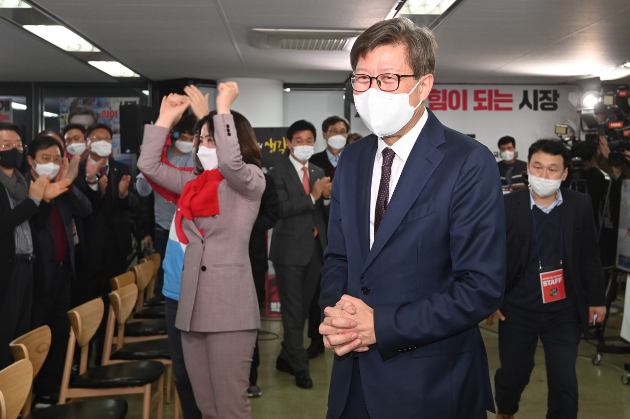 박형준 국민의힘 부산시장 후보가 7일 오후 부산진구 선거사무소에서 당선이 확실시되자 축하를 받고 있다. [연합]