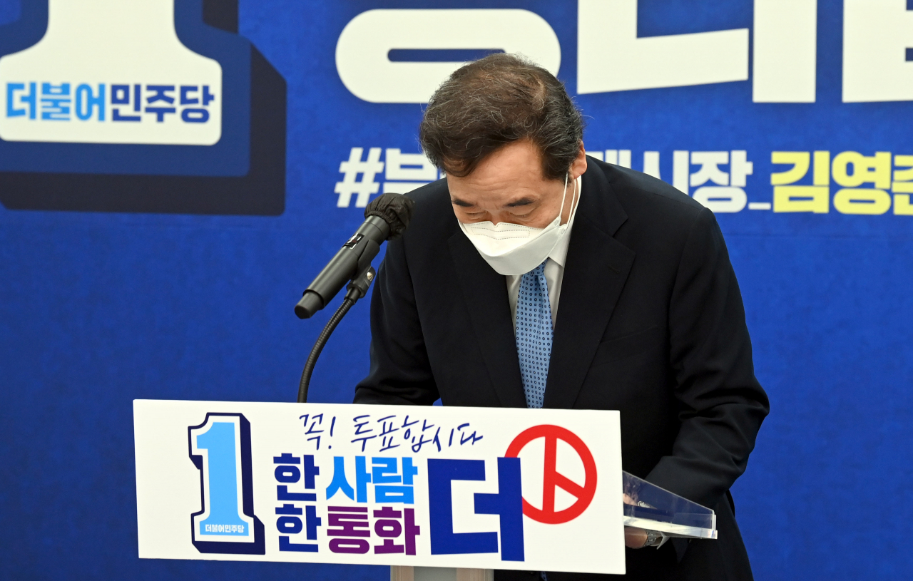 이낙연 더불어민주당 공동 상임선대위원장이 지난 7일 오전 국회에서 4·7 재보궐선거 투표독려 기자회견에 앞서 인사하고 있다. 이상섭 기자