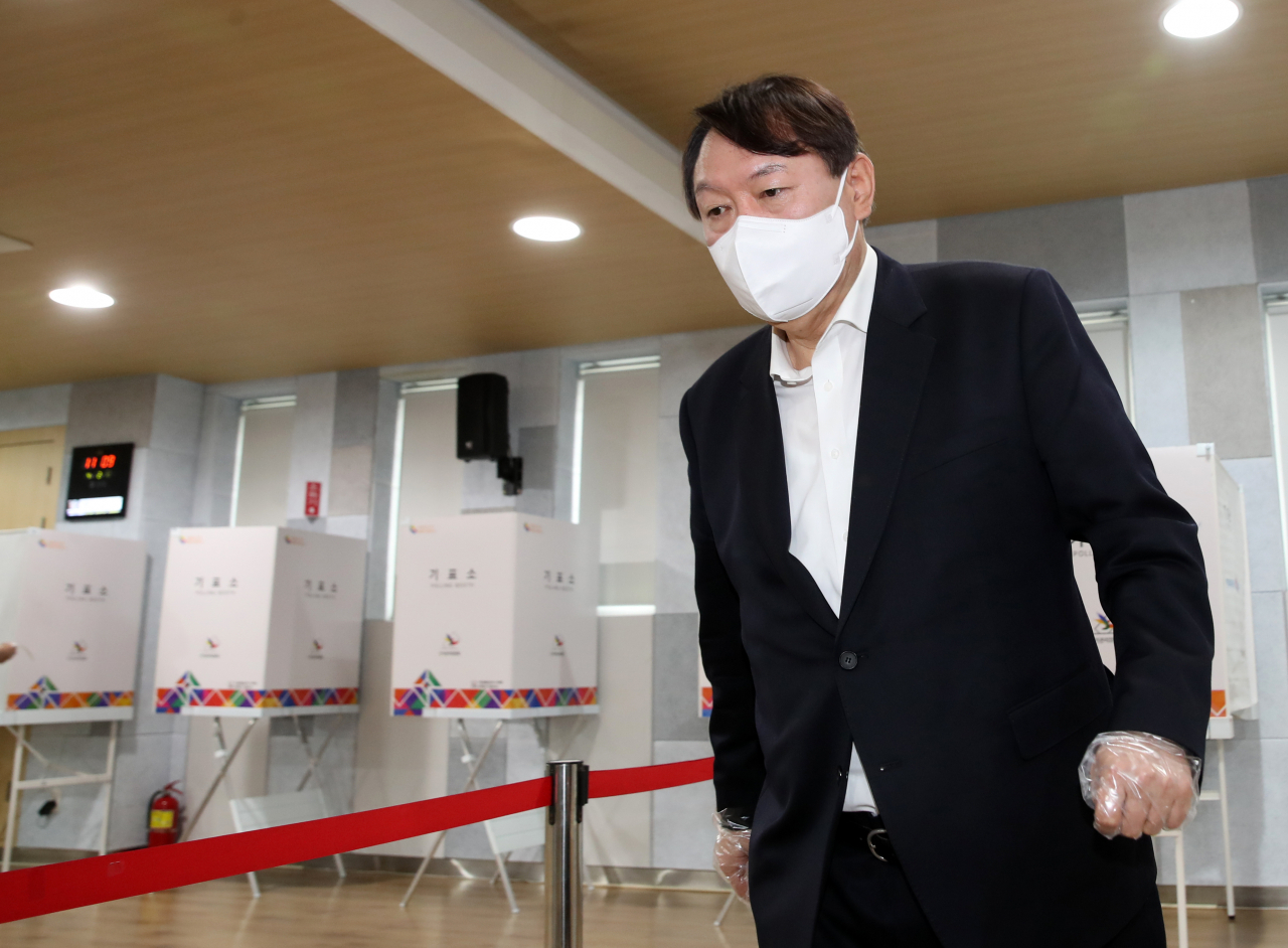 윤석열 전 검찰총장이 4·7 서울시장 보궐선거 사전투표 첫날인 지난 2일 서울 서대문구 남가좌1동 주민센터에 마련된 사전투표소에서 투표한 뒤 투표소를 나서고 있다. [연합]