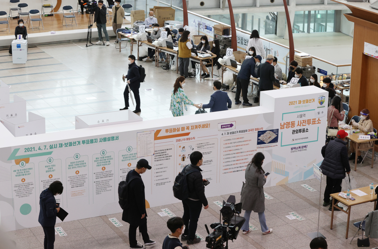 4·7 재보궐선거 사전투표 마지막 날인 지난 3일 오전 서울역에 마련된 남영동 사전투표소에서 유권자들이 투표를 위해 대기하고 있다. [연합]