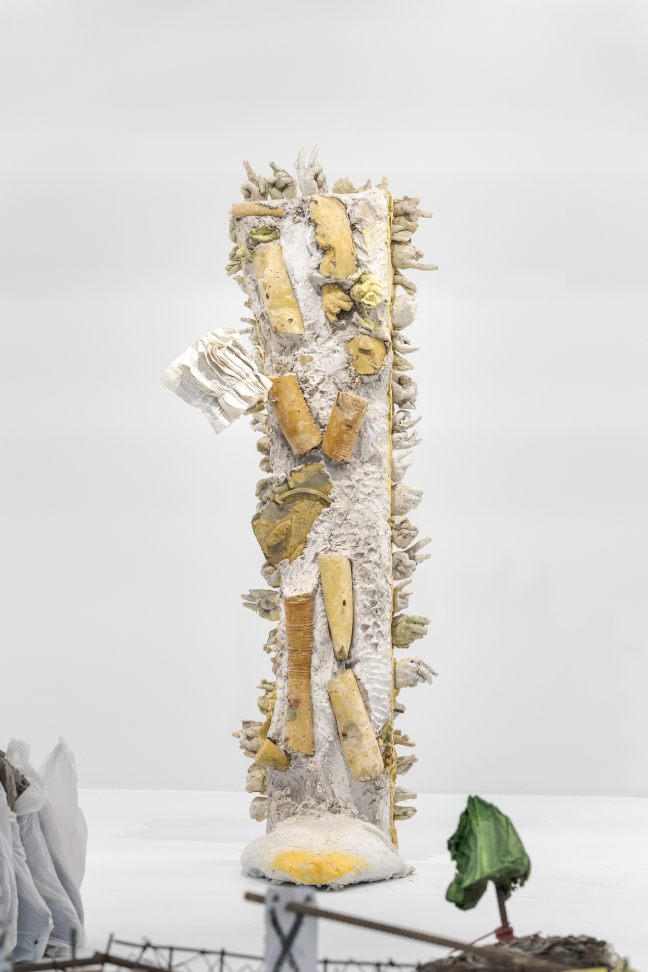 마이클 딘, X Fuck (Working Title), 2021, 콘크리트, 철, 종이책, 192 x 64 x 73 cm [사진제공=바라캇 서울]