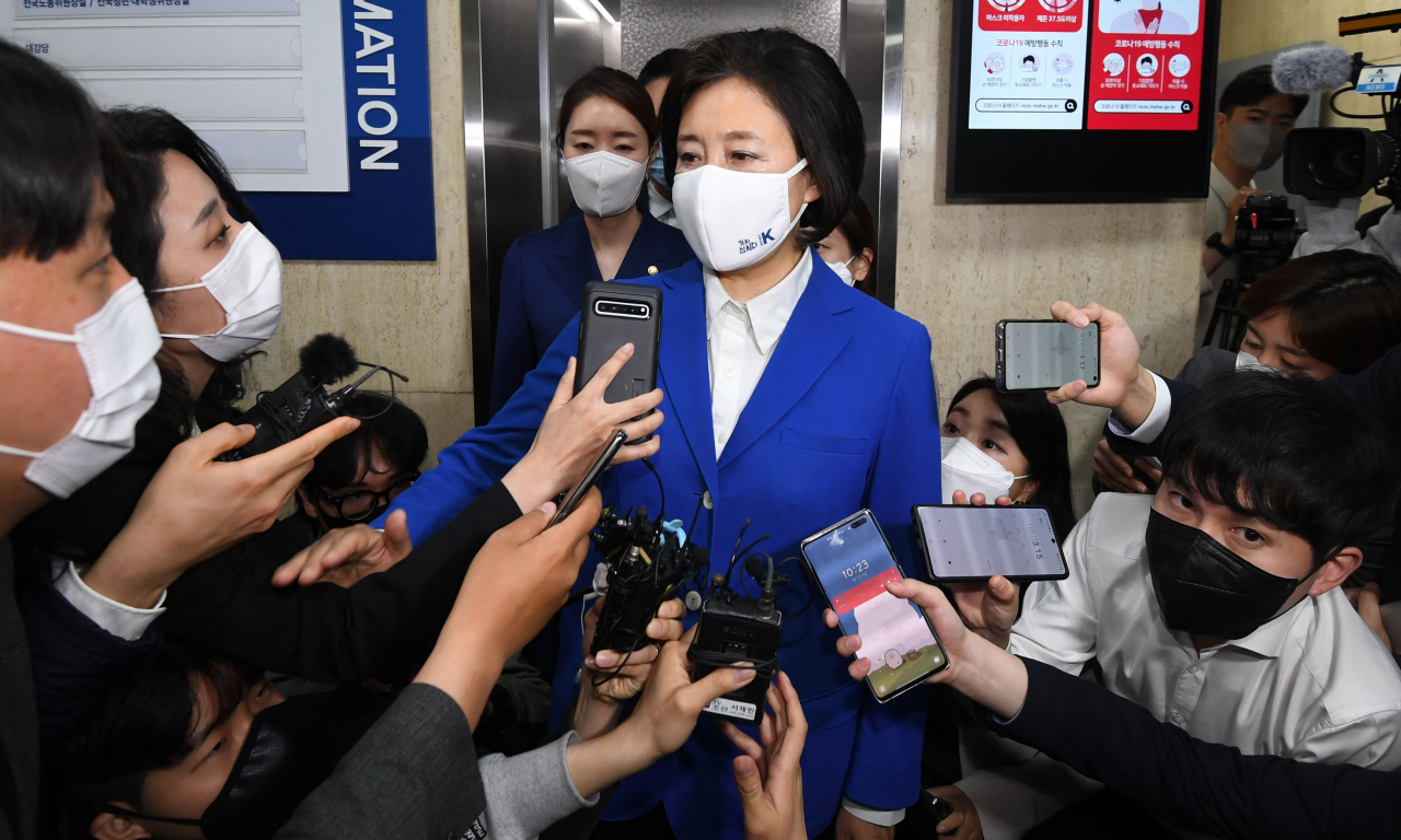 방송3사 출구조사에서 참패한 것으로 예측된 더불어민주당 박영선 서울시장 후보가 지난 7일 밤 서울 여의도 더불어민주당사에서 취재진에게 입장을 밝히고 있다. 국회사진기자단