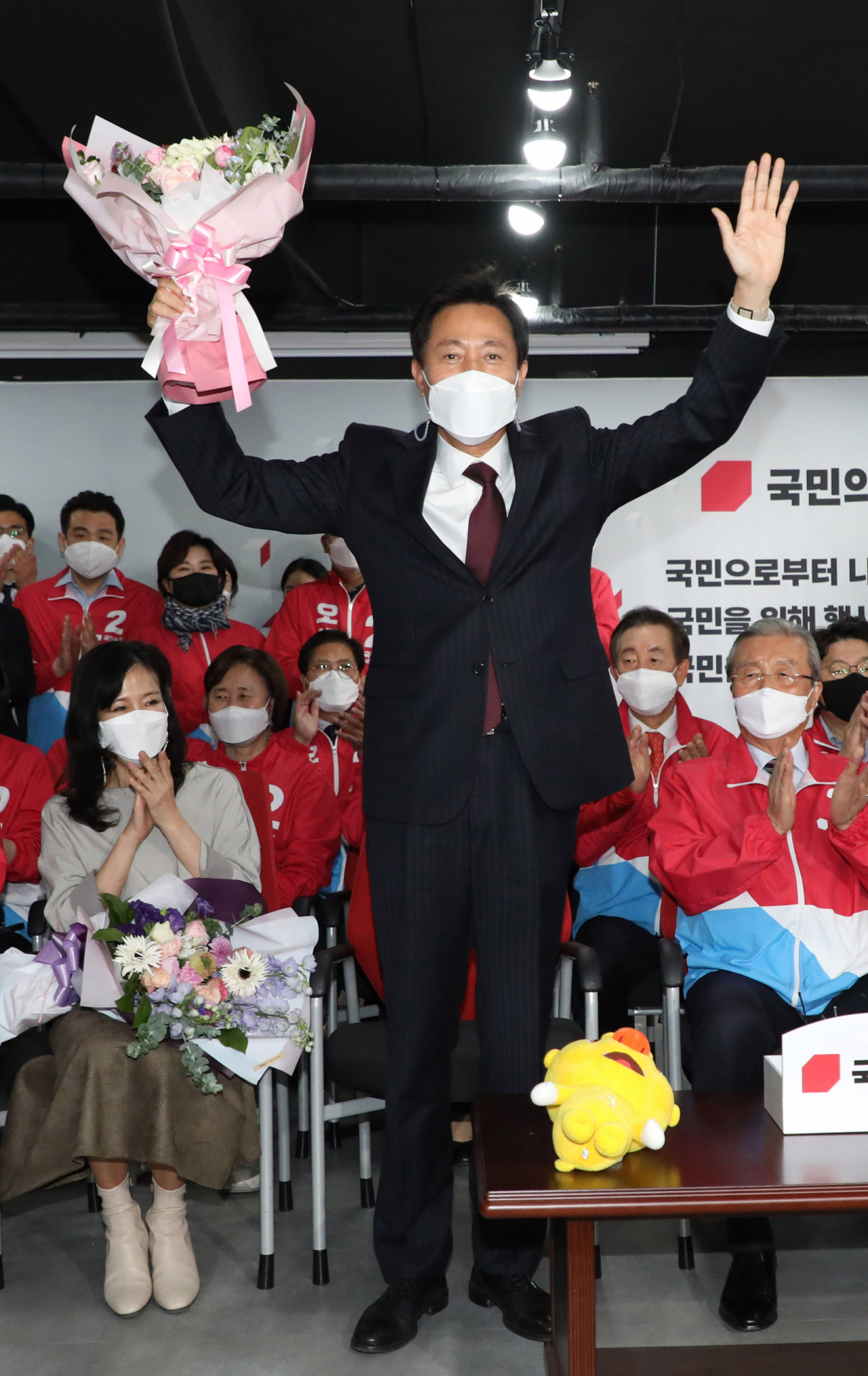 4·7 재보궐 선거에서 서울시장 당선이 확실해진 오세훈 국민의힘 후보가 8일 자정께 서울 여의도 당사 개표상황실에서 꽃다발을 받고 기뻐하고 있다. [연합]