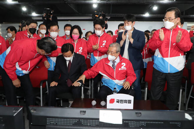 오세훈 국민의힘 서울시장 후보가 7일 서울 여의도 국민의힘 중앙당사 개표상황실에서 방송3사(KBS,MBC,SBS) 공동 출구 조사 결과발표에서 더불어민주당 박영선 서울시장 후보를 앞서는 걸로 예측되자 김종인 비대위원장, 주호영 원내대표 등과 함께 감격하고 있다. [국회사진기자단]