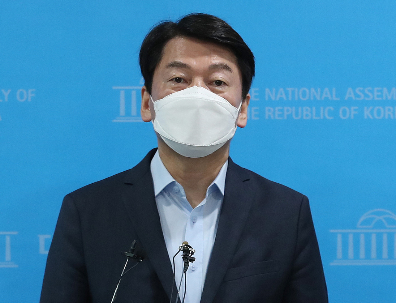 안철수 국민의당 대표가 5일 오전 서울 여의도 국회 소통관에서 4·7 재·보궐 선거 관련 기자회견을 마친 뒤 질의응답을 하고 있다. [연합]