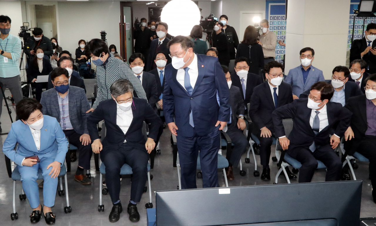 김태년 더불어민주당 당대표 직무대행이 지난 7일 서울 여의도 중앙당사 개표상황실에서 방송3사(KBS,MBC,SBS) 공동 출구 조사 결과 국민의힘 오세훈 서울시장 후보가 더불어민주당 박영선 서울시장 후보를 앞서는 걸로 예측되자 굳은 표정으로 자리를 떠나고 있다 . [국회사진기자단]