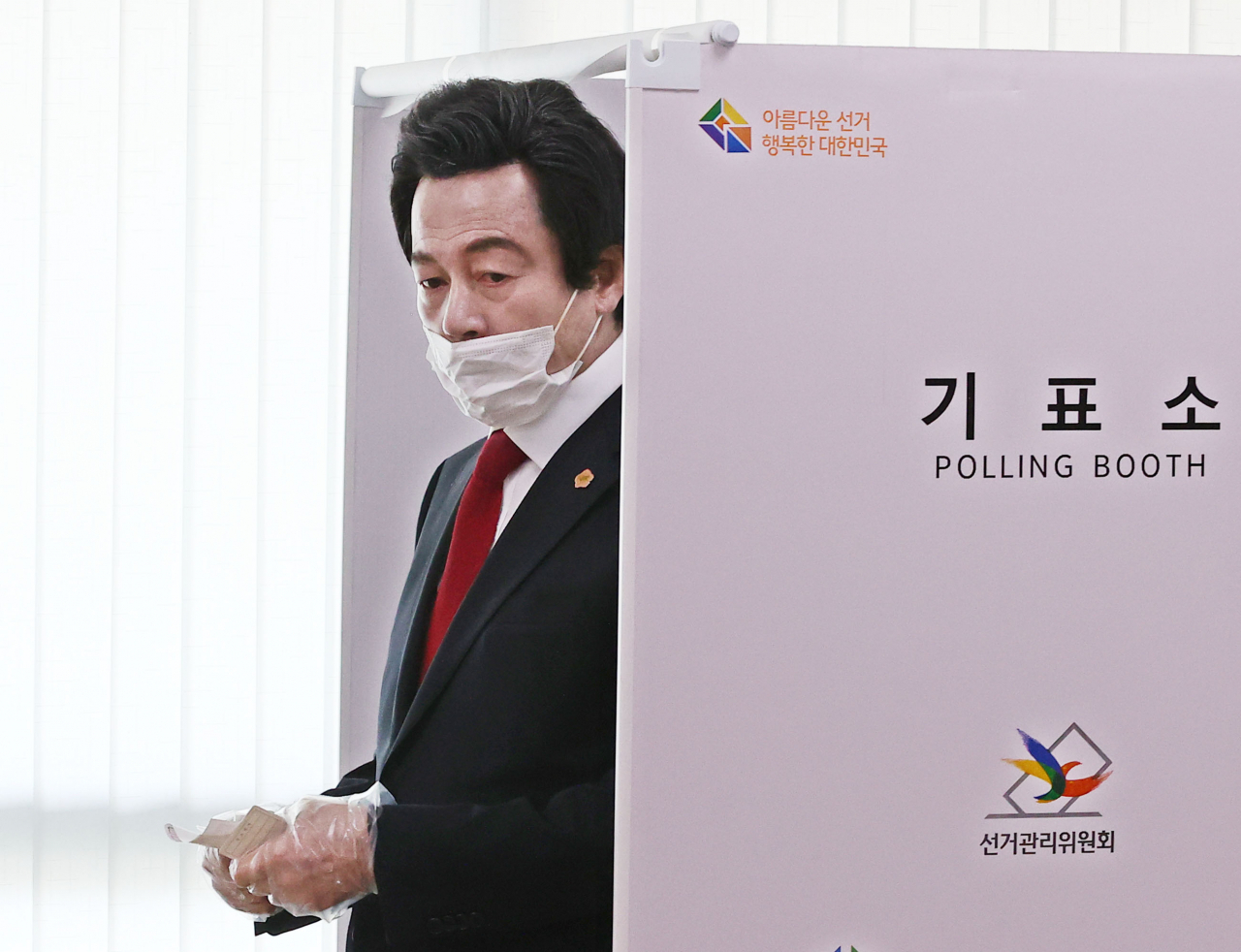 허경영 국가혁명당 서울시장 후보가 7일 오전 서울 종로구 삼청동주민센터에 마련된 투표소에서 투표하고 있다. [연합]