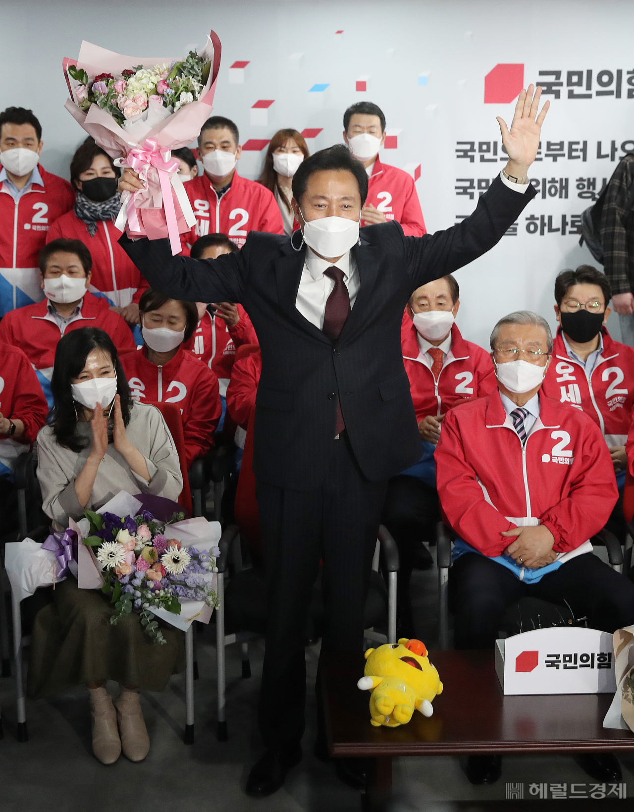 4·7 재보궐 선거에서 서울시장에 당선된 국민의힘 오세훈 당선인이 서울 여의도 당사 개표상황실에서 꽃다발을 받고 기뻐하고 있다. [연합뉴스]