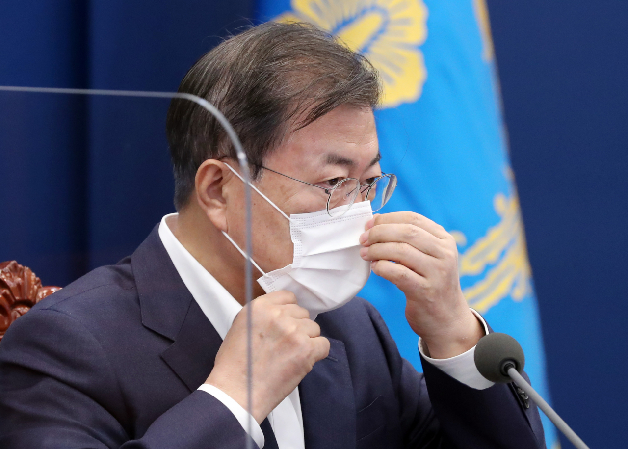 문재인 대통령이 지난 5일 청와대에서 열린 수석·보좌관 회의에서 발언을 마치고 마스크를 착용하고 있다. [연합]