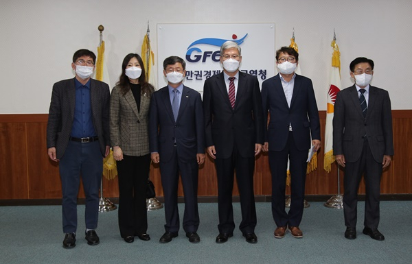 광양만권경제청과 주광주 중국총영사관이 양국간 기업투자 활성화 방안을 논의하고 기념 촬영하고 있다. [광양청 제공]
