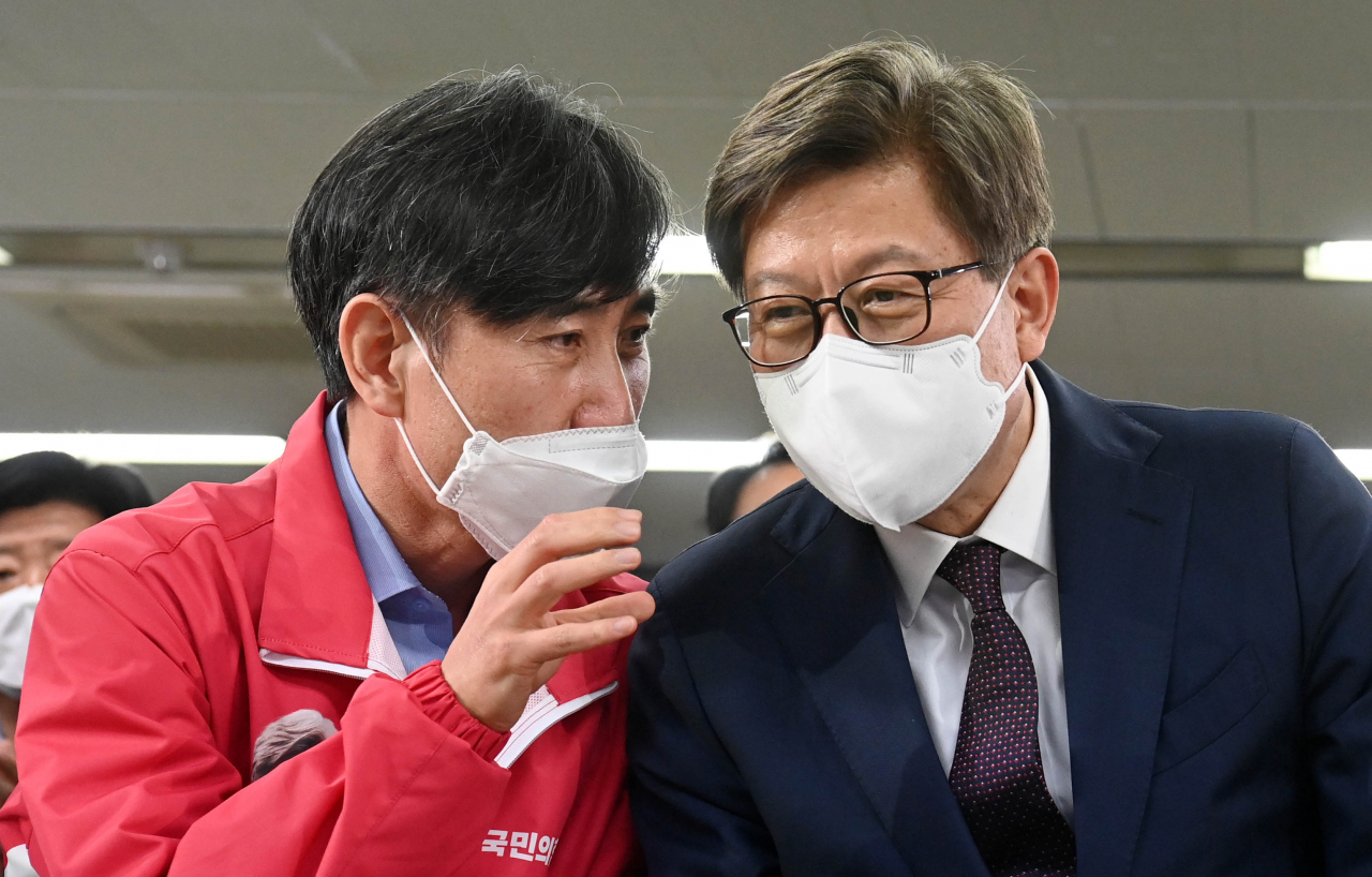 박형준 국민의힘 부산시장 후보가 7일 오후 부산진구 선거사무소에서 출구조사 결과를 지켜보며 하태경 총괄선대본부장과 대화하고 있다. [연합]