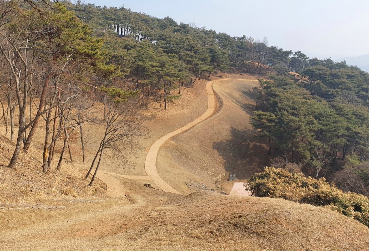1400년전 유적인 익산 토성이 산듯하게 단장돼 국민들이 더 편한 거리두기 탐방을 할수 있게 됐다.
