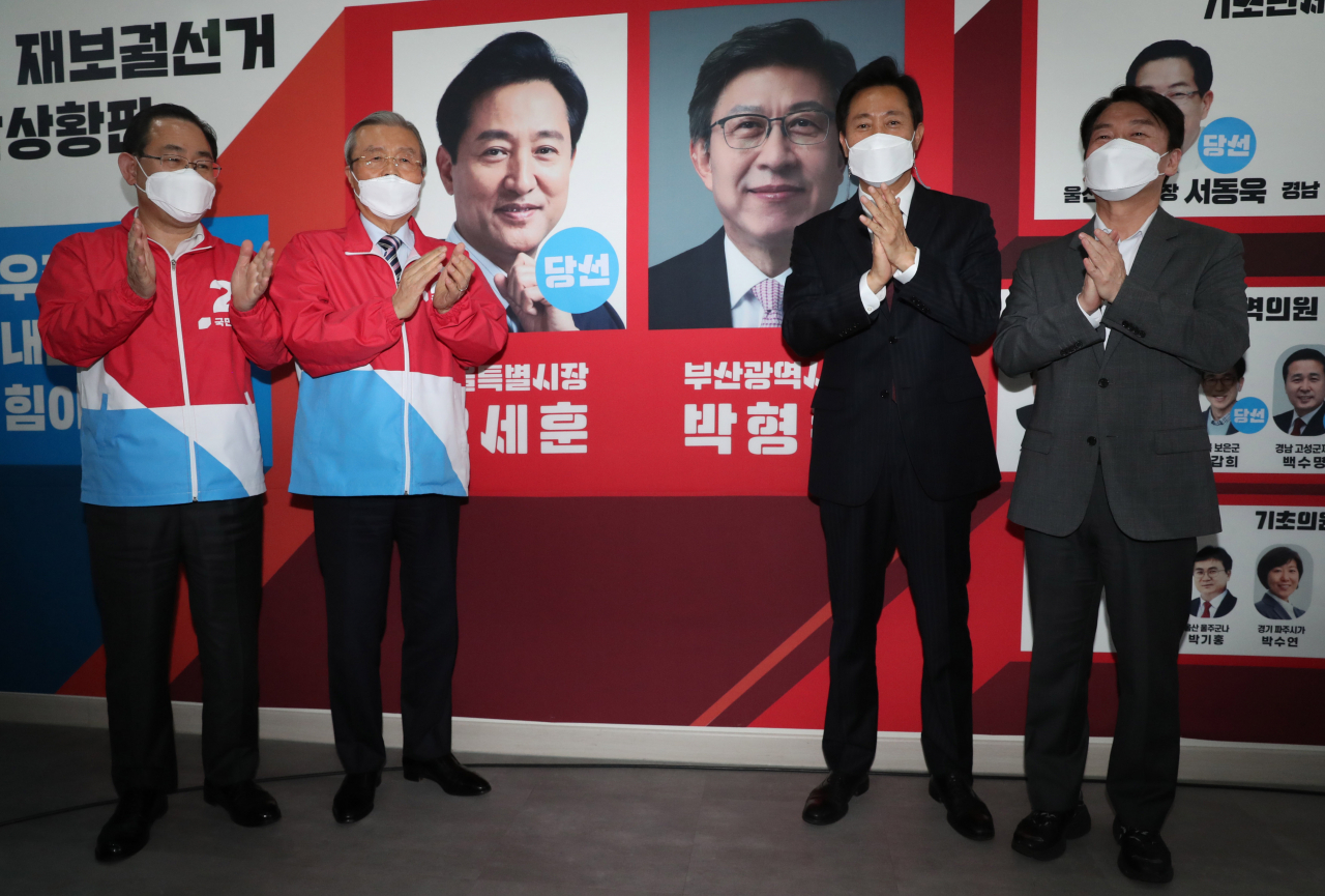 4·7 재보궐 선거에서 서울시장에 오세훈 후보의 당선이 확실해진 8일 자정께 서울 여의도 국민의힘 당사 개표상황실에서 주호영 원내대표(왼쪽부터), 김종인 비상대책위원장, 오세훈 당선인, 안철수 국민의당 대표가 상황판에 당선스티커를 붙인 후 기뻐하고 있다. [국회사진기자단]