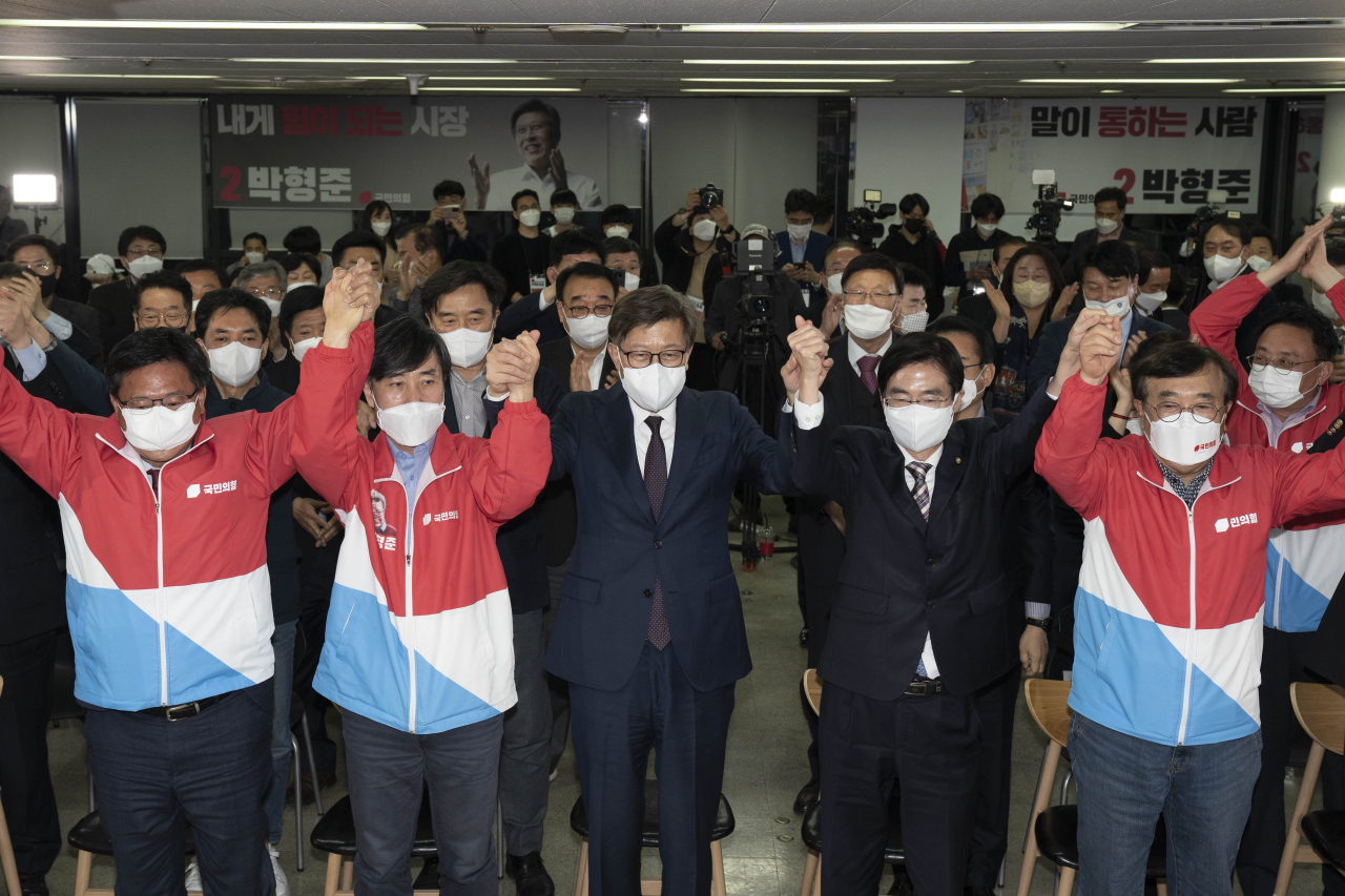 7일 오후 박형준 캠프에서 선거결과를 확인하고 환호하는 모습. [박형준 선거캠프 제공]