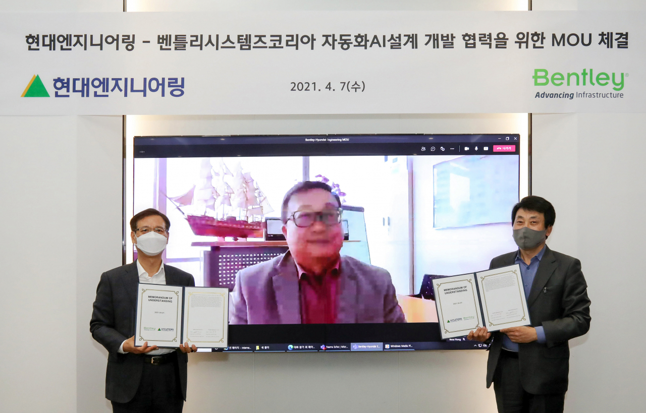 한대희 현대엔지니어링 상무(왼쪽)와 리우 벤틀리시스템즈 크리스토퍼 부사장(화면) 등이 7일 서울 종로구 현대엔지니어링 계동 사옥에서 자동화AI설계 개발 협력 협약(MOU)을 체결한 뒤 기념촬영을 하고 있다. [현대엔지니어링 제공]