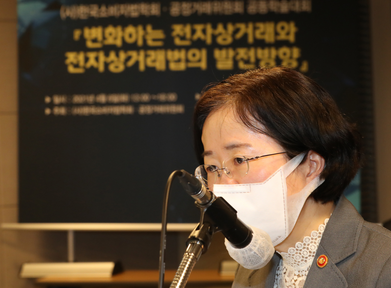 조성욱 공정거래위원장이 6일 서울 대한상의에서 열린 '변화하는 전자상거래와 전자상거래법의 발전방향'이란 주제로 열린 한국소비자법학회와 공정거래위원회 공동학술대회에서 환영사를 하고 있다. 조성욱 공정거래위원장은 8일 대한상공회의소에서 열린 공정거래 40주년 학술심포지엄에 참석해 “시장의 문지기(Gatekeeper)가 된 거대 플랫폼은 입점업체에 대해 우월적 지위를 남용하면서 소비자에 대해서는 책임을 다하지 않는 문제도 제기되고 있다”며 “디지털 경제가 모든 면에서 긍정적이기만 한 것은 아니다”고 강조했다. [연합]