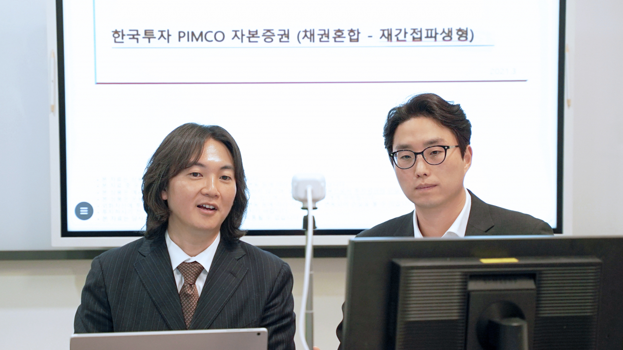 박윤범 PIMCO 상무(왼쪽)와 이우상 한국투자신탁운용 차장이 7일 ‘한국투자 PIMCO자본증권 펀드’ 웨비나에서 펀드 운용전략을 소개하고 있다. [한투운용 제공]