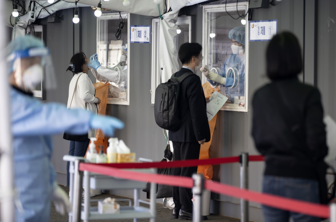 국내 신종 코로나바이러스 감염증(코로나19) 신규 확진자 수가 다시 700명 선까지 급증한 8일 오전 서울역 코로나19 임시선별검사소에 시민들이 검사를 받고 있다. 연합뉴스