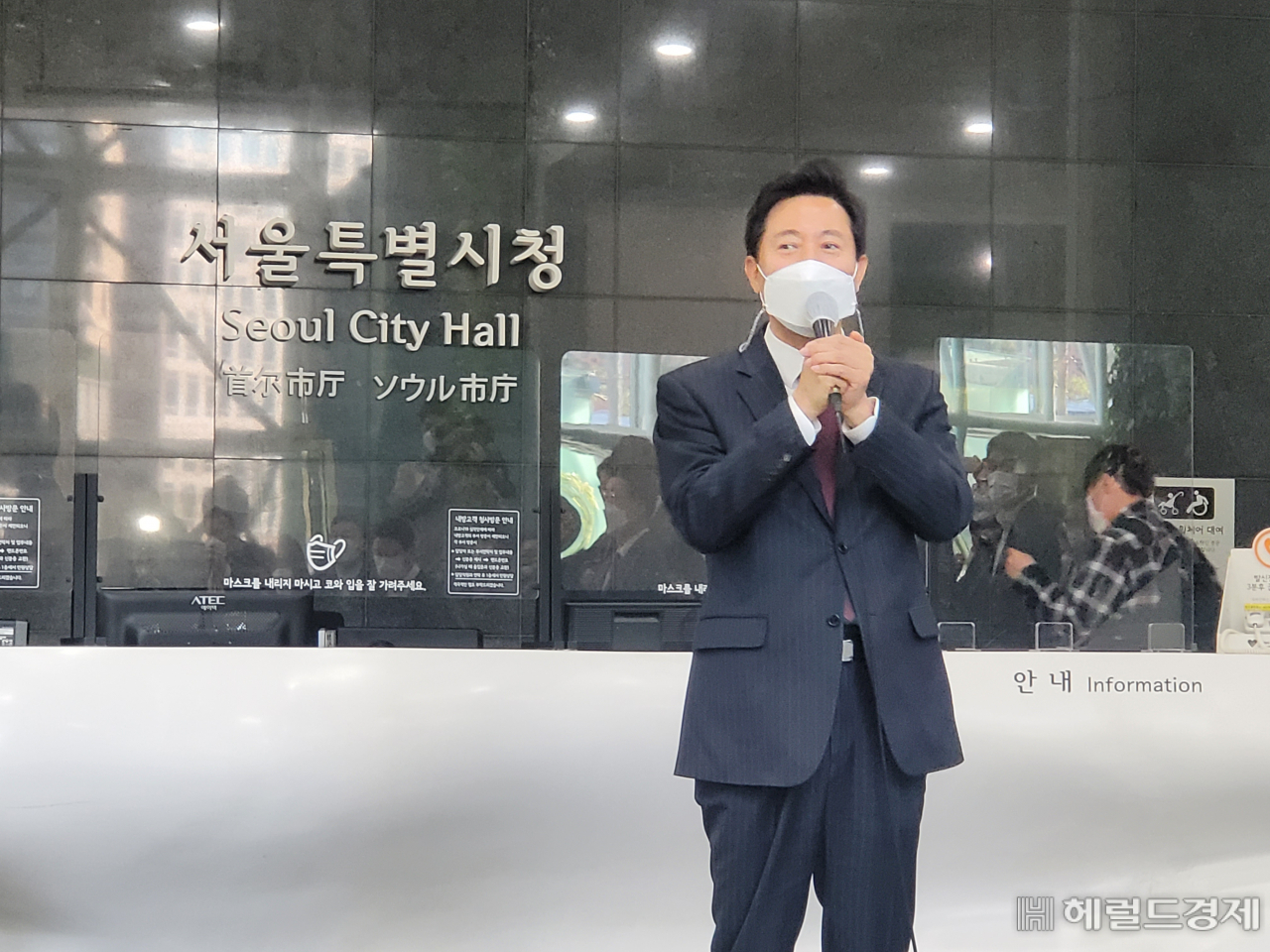 제38대 서울시장에 당선된 오세훈 신임 시장이 8일 서울 종로구 서울시청 본관에서 첫 출근 소감을 전하고 있다.김유진 기자/kacew@heraldcorp.com