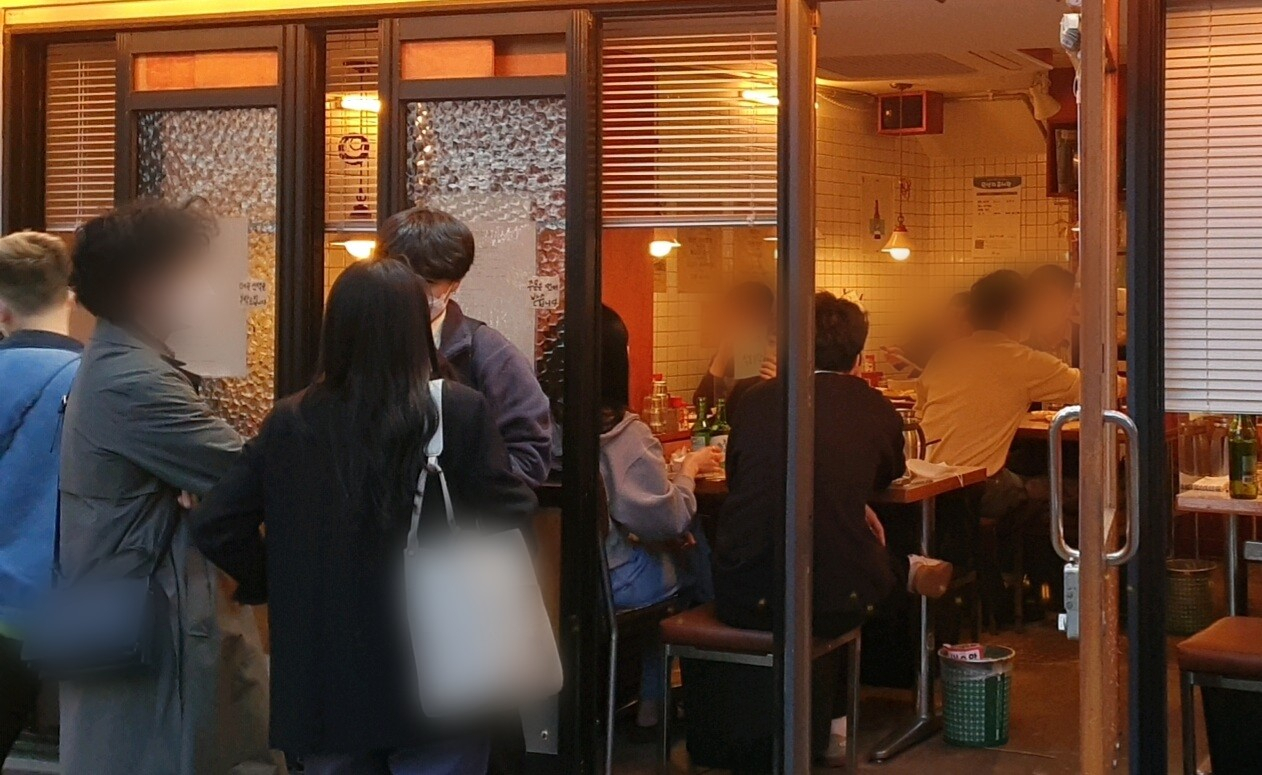 지난 7일 저녁 서울 용산구의 한 식당에 사람들이 모여 있는 모습. 김지헌 기자/raw@heraldcorp.com