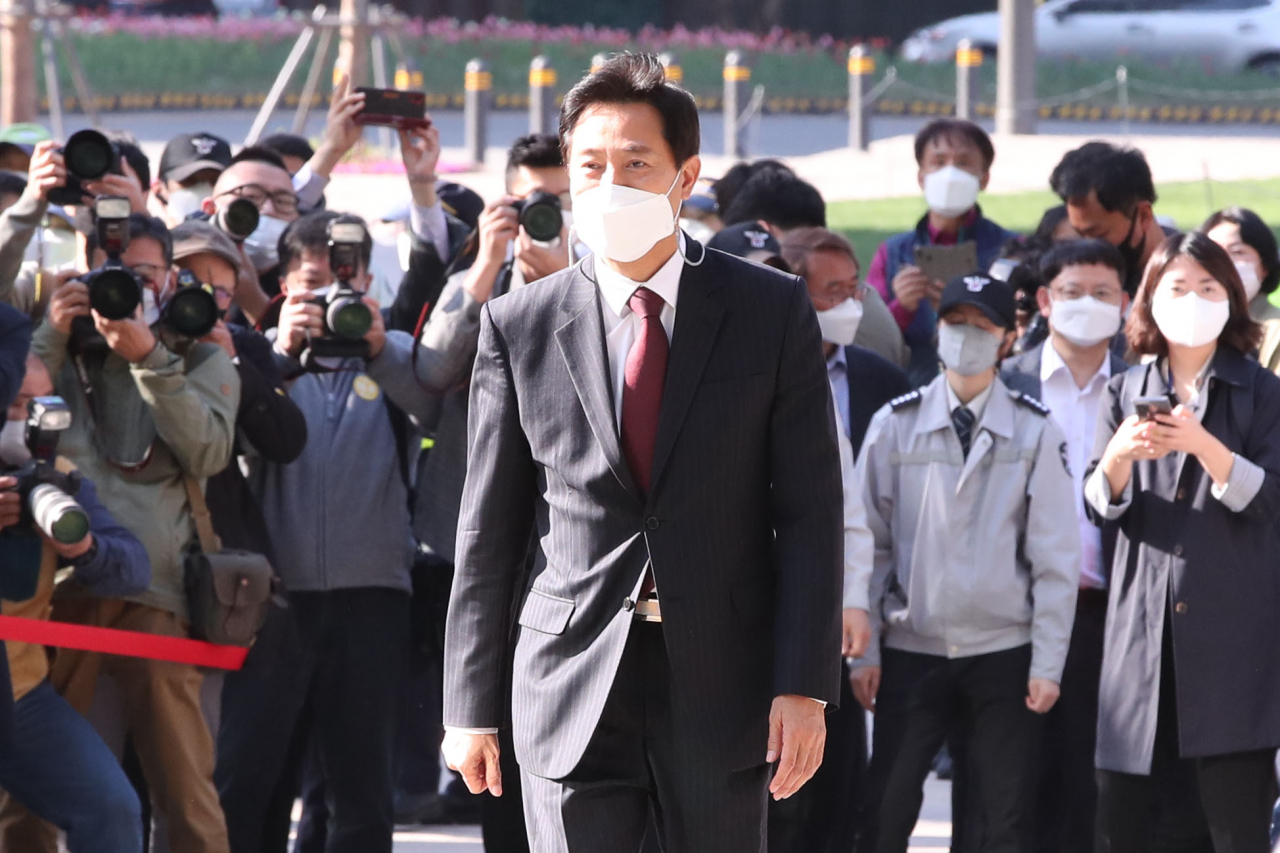 제38대 서울특별시장에 당선된 오세훈 시장이 8일 오전 서울시청으로 첫 출근하고 있다. [사진공동취재단]