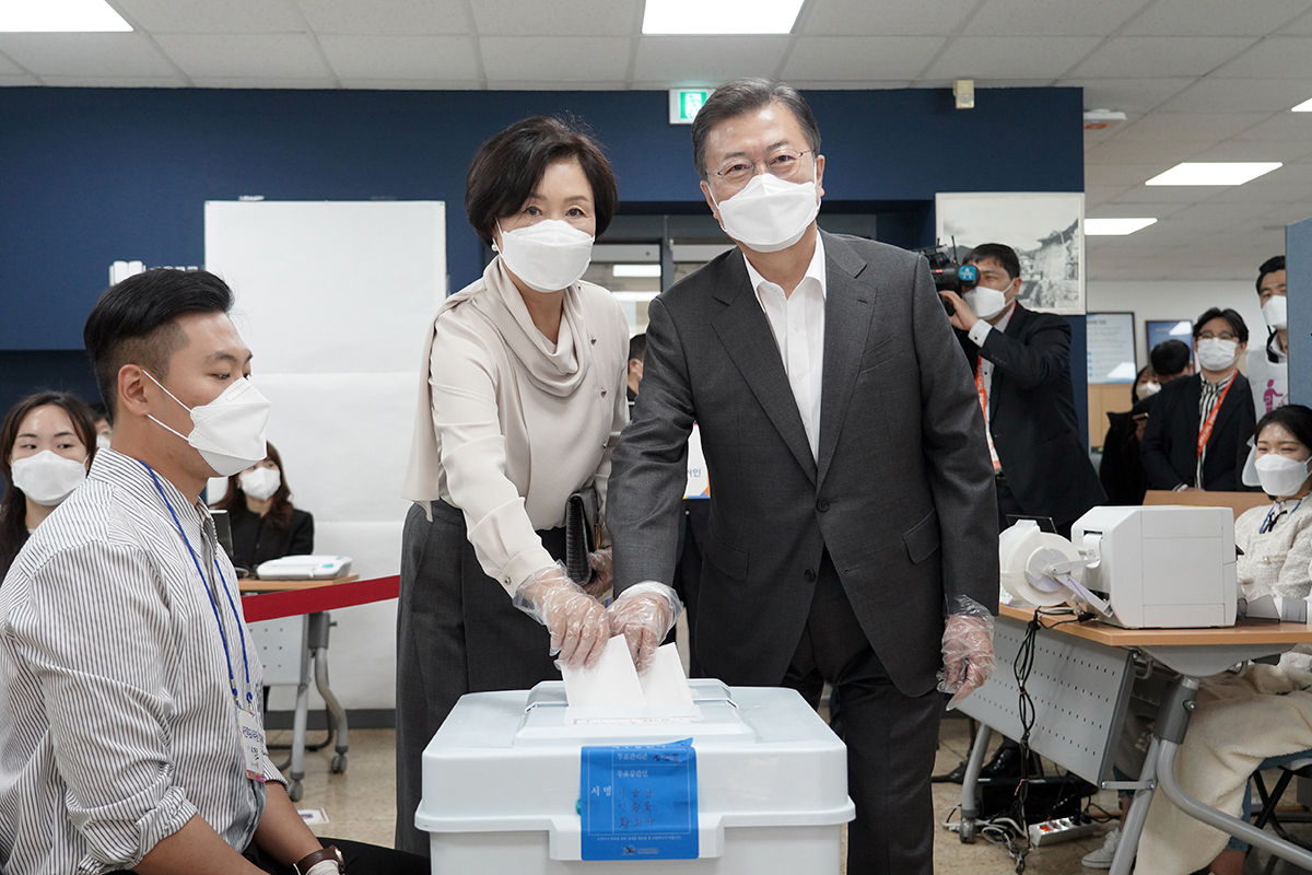 문재인 대통령과 부인 김정숙 여사가 지난 2일 서울 종로구 삼청동 주민센터에서 2021재·보궐선거 사전투표를 하고 있다. [헤럴드DB]