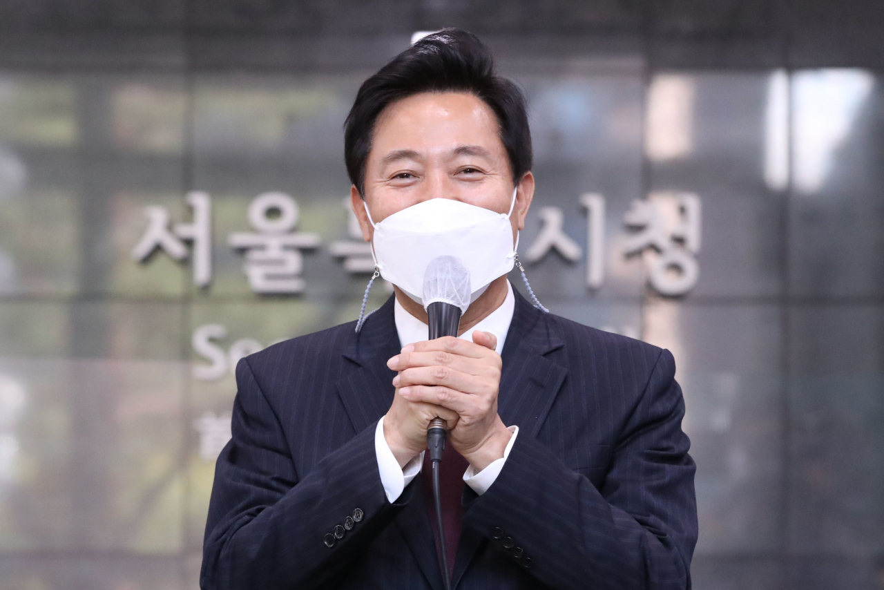 제38대 서울특별시장에 당선된 오세훈 시장이 8일 오전 서울시청으로 첫 출근 후 인사말을 하고 있다. [사진공동취재단]