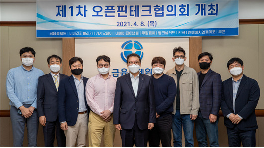 왼쪽부터 비바리퍼블리카 이승건 대표, 쿠콘 이영결 부사장, 카카오페이 신원근 부사장, 핀크 권영탁 대표, 금융결제원 김학수 원장, 뱅크샐러드 김태훈 대표, 쿠팡페이 경인태 대표, 엔에이치엔페이코 정연훈 대표, 네이버파이낸셜 최인혁 대표.