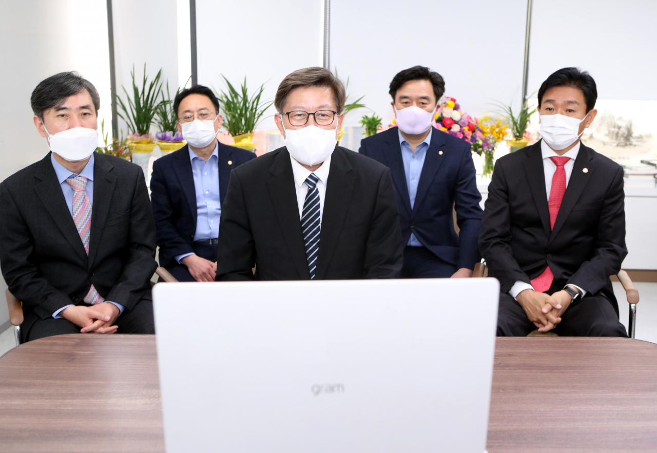 박형준 국민의힘 부산시장 당선인이 8일 오전 부산진구 선거사무소에서 열린 중앙당 의총 화상 회의에서 소감을 밝히고 있다. [연합]